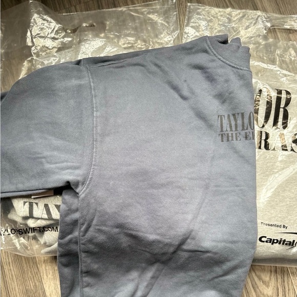 OFFICIAL RARE Taylor Swift Eras Tour Exclusive Blue Crewneck Size Large - Picture 6 of 8